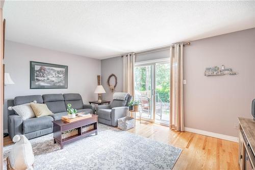 1523 Westminster Place, Burlington, ON - Indoor Photo Showing Living Room