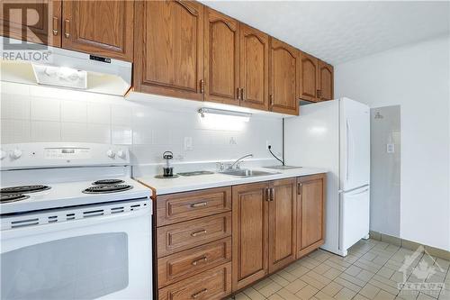 3 Barlyn Avenue, Ottawa, ON - Indoor Photo Showing Kitchen