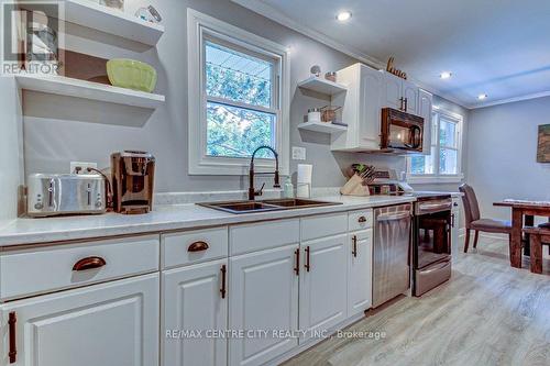 21 Karen Street, St. Thomas, ON - Indoor Photo Showing Kitchen With Double Sink