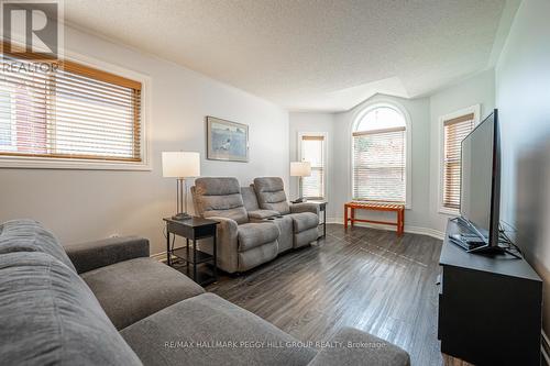 214 Mapleton Avenue, Barrie (Holly), ON - Indoor Photo Showing Living Room