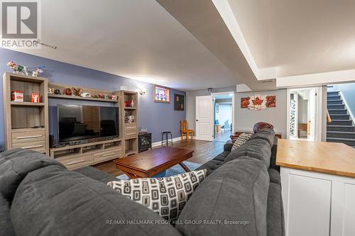 214 Mapleton Avenue, Barrie (Holly), ON - Indoor Photo Showing Living Room