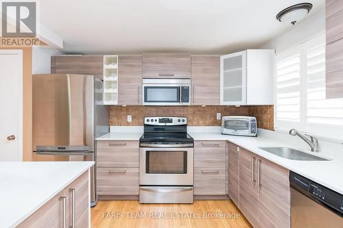 9 Coles Street, Barrie (Sunnidale), ON - Indoor Photo Showing Kitchen