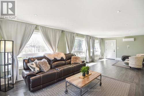 25 Hammond Road, Brant, ON - Indoor Photo Showing Living Room