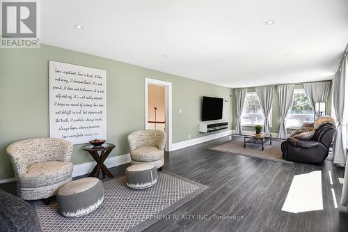 25 Hammond Road, Brant, ON - Indoor Photo Showing Living Room