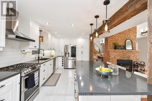 25 Hammond Road, Brant, ON - Indoor Photo Showing Kitchen With Upgraded Kitchen