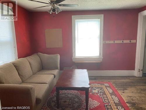 644 14Th Street W, Owen Sound, ON - Indoor Photo Showing Living Room