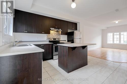 17 Aspen Hills Rd, Brampton (Credit Valley), ON - Indoor Photo Showing Kitchen