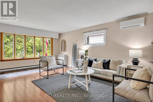 28 Bond Street E, Kawartha Lakes (Fenelon Falls), ON - Indoor Photo Showing Living Room