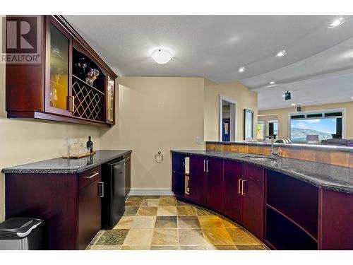 620 Arbor View Drive, Kelowna, BC - Indoor Photo Showing Kitchen