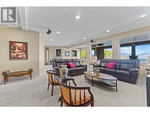 620 Arbor View Drive, Kelowna, BC - Indoor Photo Showing Living Room