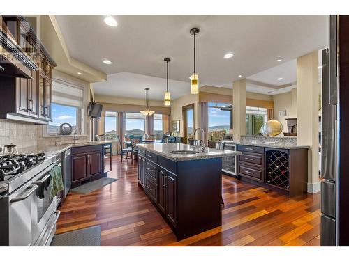 620 Arbor View Drive, Kelowna, BC - Indoor Photo Showing Kitchen With Upgraded Kitchen