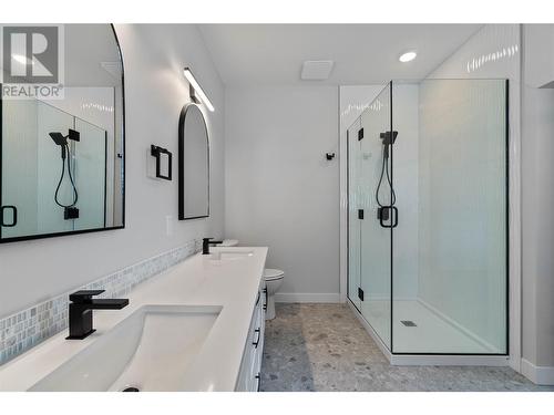 1840 10 Street Sw Unit# 19 Lot# 24, Salmon Arm, BC - Indoor Photo Showing Bathroom