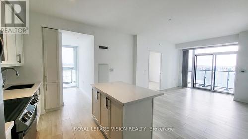 1608 - 75 Oneida Crescent, Richmond Hill (Langstaff), ON - Indoor Photo Showing Kitchen