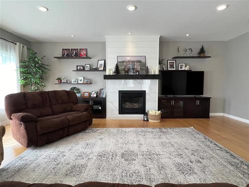 68030 Pr 350 Road N, Rm Of North Norfolk, MB - Indoor Photo Showing Living Room With Fireplace