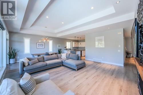 2089 Lawrence Avenue, Penticton, BC - Indoor Photo Showing Living Room