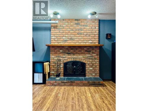 1305 16Th  S Street, Cranbrook, BC - Indoor Photo Showing Living Room With Fireplace