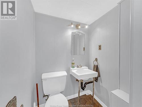 2831 Dominion Boulevard, Windsor, ON - Indoor Photo Showing Bathroom