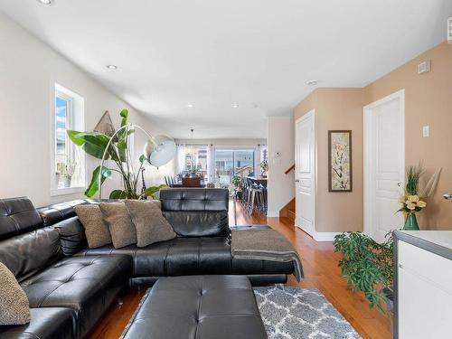 Living room - 7395 Rue Lachance, Laval (Duvernay), QC - Indoor Photo Showing Living Room