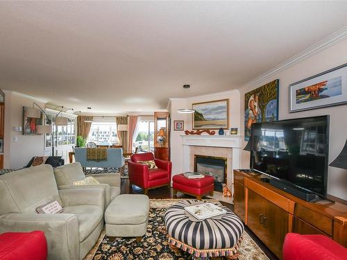 302-501 4Th St, Courtenay, BC - Indoor Photo Showing Living Room With Fireplace