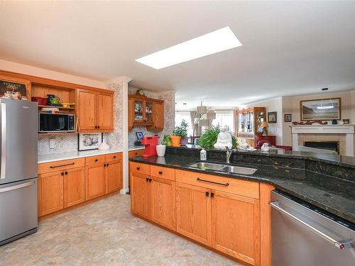 302-501 4Th St, Courtenay, BC - Indoor Photo Showing Kitchen With Double Sink