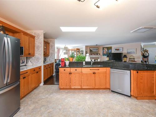 302-501 4Th St, Courtenay, BC - Indoor Photo Showing Kitchen