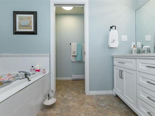 302-501 4Th St, Courtenay, BC - Indoor Photo Showing Bathroom