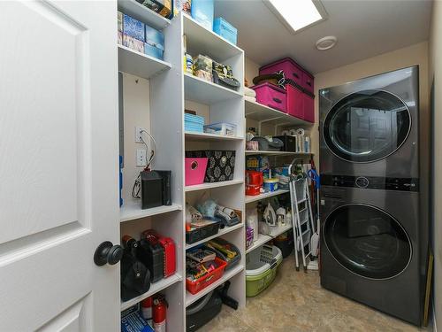 302-501 4Th St, Courtenay, BC - Indoor Photo Showing Laundry Room