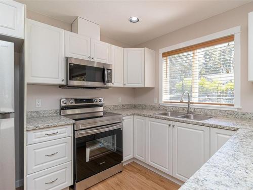 5994 Rockridge Rd, Duncan, BC - Indoor Photo Showing Kitchen With Double Sink