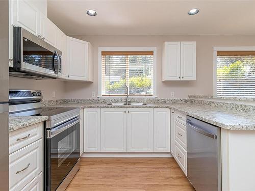 5994 Rockridge Rd, Duncan, BC - Indoor Photo Showing Kitchen With Double Sink