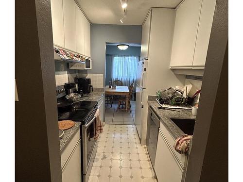 123-1870 Mckenzie Ave, Saanich, BC - Indoor Photo Showing Kitchen