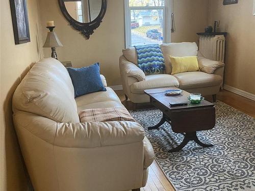 836 First Street S, Kenora, ON - Indoor Photo Showing Living Room