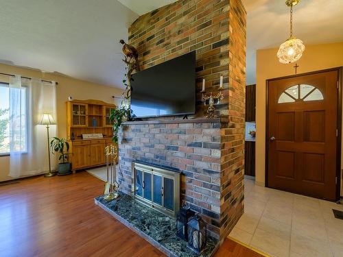 670 Arbutus Street, Kamloops, BC - Indoor Photo Showing Living Room With Fireplace