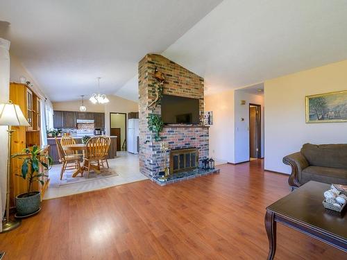 670 Arbutus Street, Kamloops, BC - Indoor Photo Showing Living Room With Fireplace