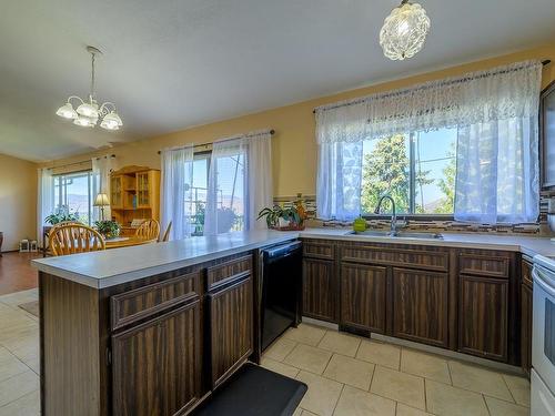 670 Arbutus Street, Kamloops, BC - Indoor Photo Showing Kitchen With Double Sink