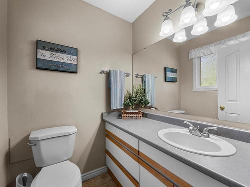 292 Chancellor Drive, Kamloops, BC - Indoor Photo Showing Bathroom