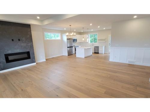 234 Murtle Cres, Clearwater, BC - Indoor Photo Showing Living Room With Fireplace