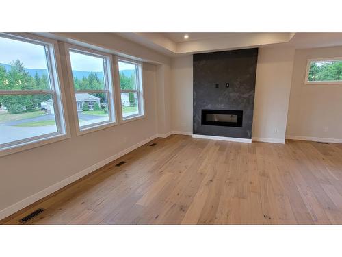 234 Murtle Cres, Clearwater, BC - Indoor Photo Showing Living Room With Fireplace