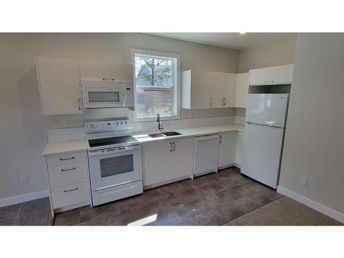 234 Murtle Cres, Clearwater, BC - Indoor Photo Showing Kitchen With Double Sink