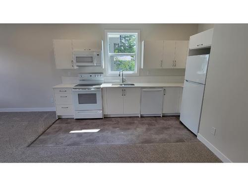 234 Murtle Cres, Clearwater, BC - Indoor Photo Showing Kitchen With Double Sink