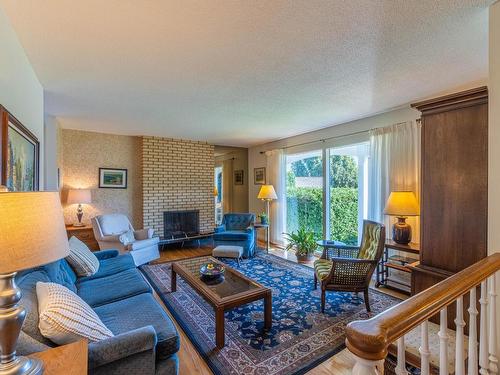 357 Gibraltar Crt, Kamloops, BC - Indoor Photo Showing Living Room