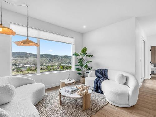 5024 Sun Rivers Drive, Kamloops, BC - Indoor Photo Showing Living Room