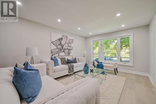 2054 Kawartha Crescent, Mississauga (Sheridan), ON - Indoor Photo Showing Living Room