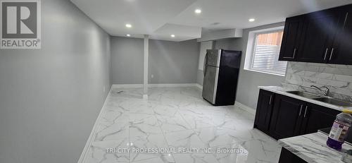 4 Snowdrift Trail, Brampton, ON - Indoor Photo Showing Kitchen With Double Sink