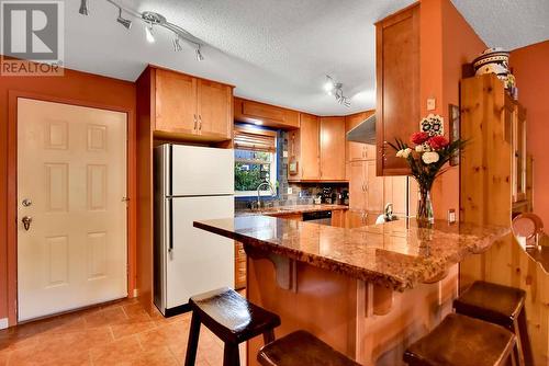 6422 Mack Road, Peachland, BC - Indoor Photo Showing Kitchen