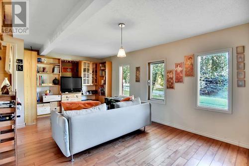 6422 Mack Road, Peachland, BC - Indoor Photo Showing Living Room