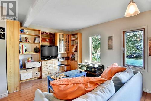 6422 Mack Road, Peachland, BC - Indoor Photo Showing Living Room