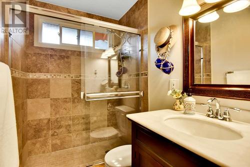 6422 Mack Road, Peachland, BC - Indoor Photo Showing Bathroom