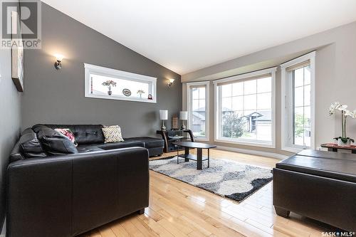 211 Beechdale Court, Saskatoon, SK - Indoor Photo Showing Living Room