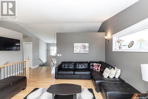 211 Beechdale Court, Saskatoon, SK - Indoor Photo Showing Living Room