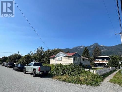 1246 Victoria Street, Squamish, BC - Outdoor